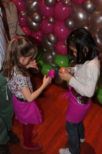 Dos niñas preparando su vestuario para el baile de su fiesta.