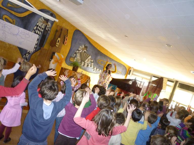 Cuentacuentos en una fiesta infantil.